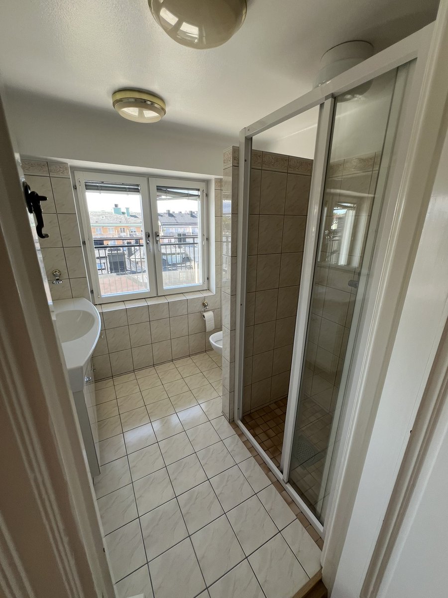 Uppdatering på renoveringen. 90-talskök som skall rivas ut. Köket skall flytta ett rum fram emot vattnet och blir Kvänum. I gamla köket (tidigare kök och hembiträdets sovrum) blir det gästrum och dusch.
90-talsbadrummet rivs ut också, blir modernt badrum med bastu, bad och dusch.