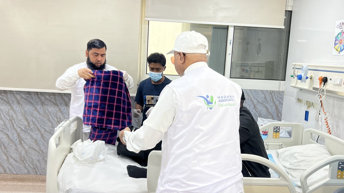 modawat_sa's tweet photo. في إطار رسالتها الإنسانية، بادرت جمعية مداواة بالتعاون مع مستشفى الملك خالد الجامعي والتجمع الصحي بالرياض إلى تسهيل نقل المرضى من المملكة إلى بلدانهم، وتأمين احتياجاتهم من التجهيزات الطبية اللازمة في منازلهم، وذلك انطلاقًا من مسؤوليتها الاجتماعية وحرصها على ضمان استمرارية الرعاية الصحية للمرضى بعد عودتهم.