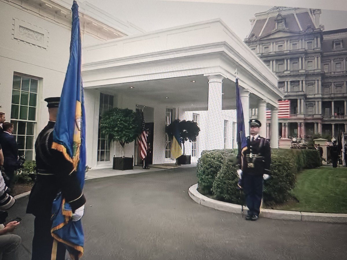 Nikolrem's tweet image. 🚨 BREAKING: President Zelenskyy RUNNING LATE by 6 minutes for CRUCIAL White House meeting! 😱 He’s *just* outside as Trump &amp;amp; EU leaders wait to tackle Ukraine crisis. Will this delay spark DRAMA? 👀 #Zelenskyy #WhiteHouse #UkrainePeaceTalks