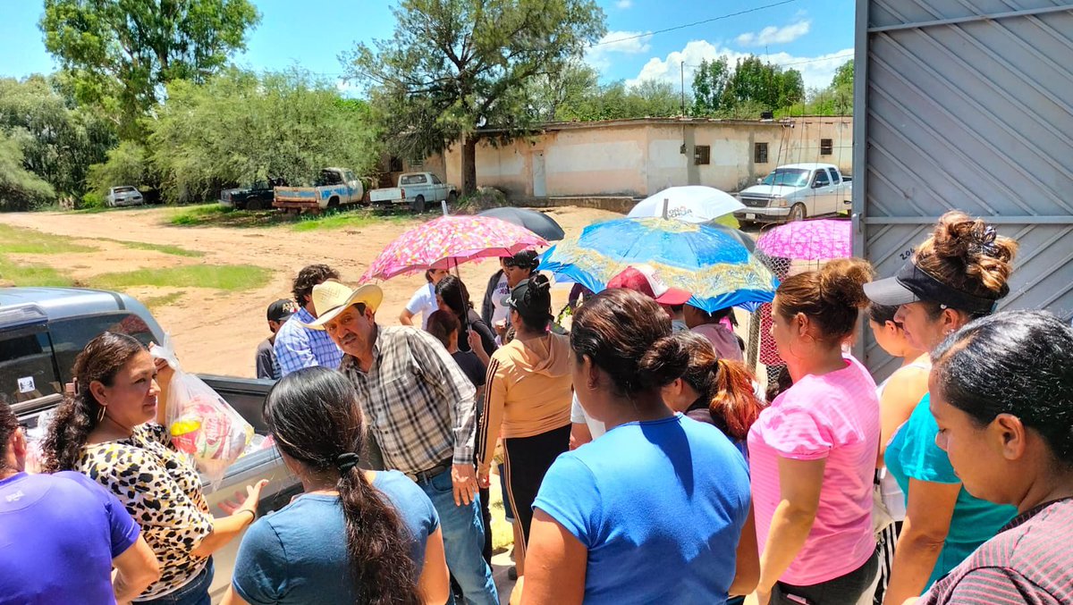 Hasta el último día de la Administración, seguiremos apoyando a las familias, en especial a las del campo, como ahora en el poblado Valle Florido hasta donde llevamos paquetes alimentarios.

Muchas gracias a la presidenta de la Junta Xóchitl Gamboa por el gran trabajo en equipo.
