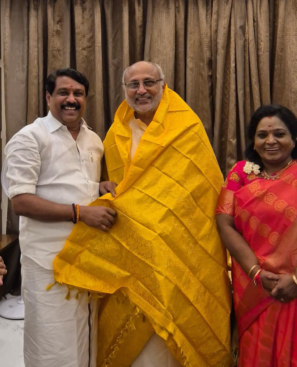 Nainar Nagenthiran (@nainarbjp) on Twitter photo இந்தியாவின் துணை ஜனாதிபதி வேட்பாளராக தேசிய ஜனநாயக கூட்டணியின் சார்பில் தேர்வு செய்யப்பட்டுள்ள தமிழ் மண்ணின் மைந்தரும், மாண்புமிகு மகாராஷ்டிரா மாநில ஆளுநருமான அண்ணன் திரு. <a href="/CPRGuv/">CP Radhakrishnan</a> அவர்களை சந்தித்து எனது வாழ்த்துக்களை தெரிவித்தேன்.
அப்போது மத்திய இணை அமைச்சர் திரு.<a href="/DrLMurugan/">Dr.L.Murugan</a> இந்தியாவின் துணை ஜனாதிபதி வேட்பாளராக தேசிய ஜனநாயக கூட்டணியின் சார்பில் தேர்வு செய்யப்பட்டுள்ள தமிழ் மண்ணின் மைந்தரும், மாண்புமிகு மகாராஷ்டிரா மாநில ஆளுநருமான அண்ணன் திரு. <a href="/CPRGuv/">CP Radhakrishnan</a> அவர்களை சந்தித்து எனது வாழ்த்துக்களை தெரிவித்தேன்.
அப்போது மத்திய இணை அமைச்சர் திரு.<a href="/DrLMurugan/">Dr.L.Murugan</a>