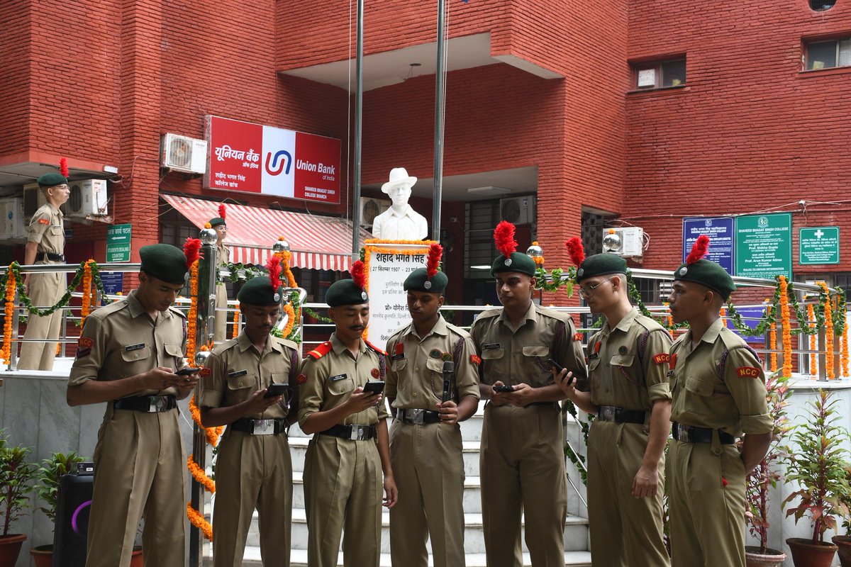 BhagatEvening's tweet photo. 79th Independence Day Celebration at SBSC (Evening)
the Principal, Prof. Arun Kumar Attree, delivered an inspiring and moving address, reminding everyone of the values of freedom, responsibility, and national pride.
#sbsce #UniversityOfDelhi #UGC #sbsec https://t.co/rKmi4a4DKP