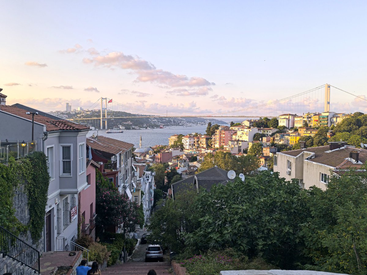 Kuzguncuk’un sakin sokaklarında, Boğaz’a bakan gün batımının huzuru. Üsküdar’ın güzel bir köşesi.