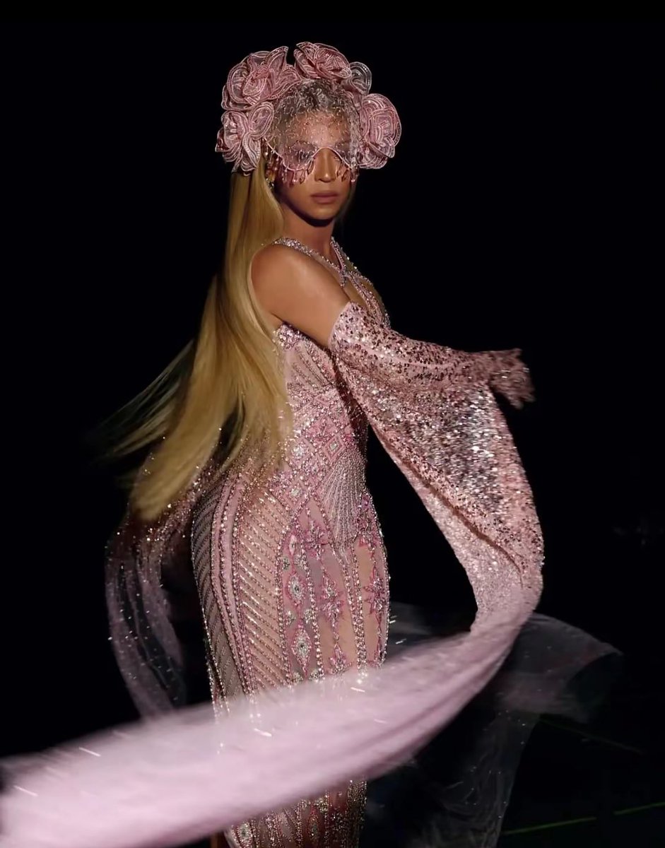 beyoncescunt26's tweet photo. forever obsessed with beyoncé in this georges hobeika dress https://t.co/LMFWkaLa1C