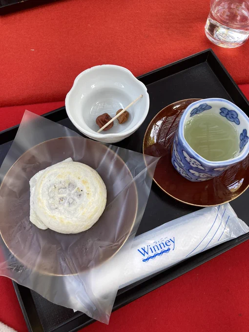 西日本新聞のバーヴァンシーが行ってる 梅ヶ枝餅屋さん行ったことあるかも 大体大宰府行く時梅ヶ枝餅食べるのここの お店本殿でお参りした後のUターン道に 確かあるから入ってよく食べてるとこ 最後に行ったの一昨年とかだから超曖昧 でも多分ここ