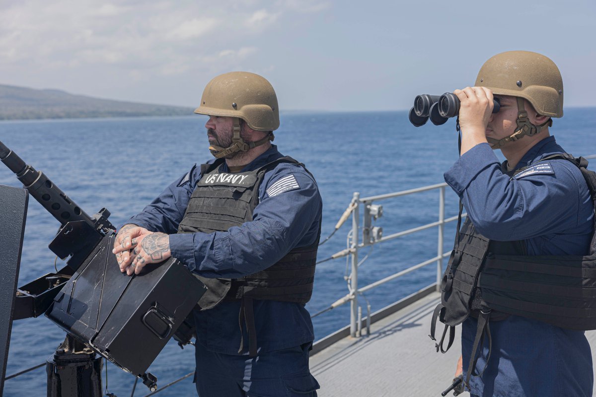 USS Frank Cable (AS 40) pulls into Banyuwangi, Indonesia 🇮🇩 for a scheduled port visit. Forward-deployed to <a href="/US7thFleet/">7th Fleet</a>, Frank Cable strengthens partnerships and supports a free and open Indo-Pacific. 
⚓🌊 #FreeAndOpenIndoPacific #USNAVY