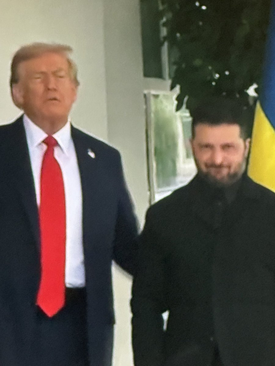 Naja, wenigstens heute mal kein Jogginganzug….vielleicht wird’s ja besser als beim letzten mal.