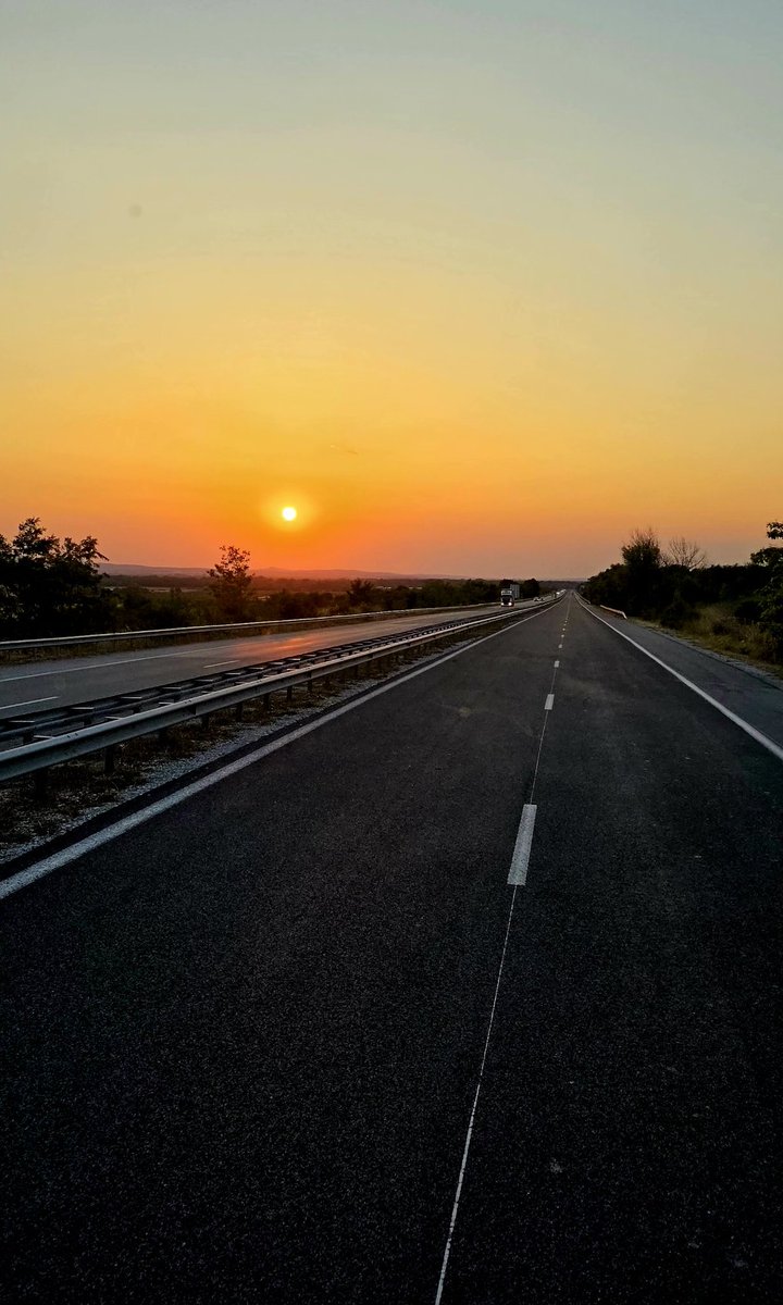 Yüz kızartıcı şeyler,insanlar  tarafından  normal görülmeye başladığında,
artık yüz kızartıcı olmaktan çıkarlar,
Aslında bu ibretlik bir durumdur.

Utanma duygusu,vicdan
 karakter,,çizgi, omurga,
bunlar  önemsizmi ?