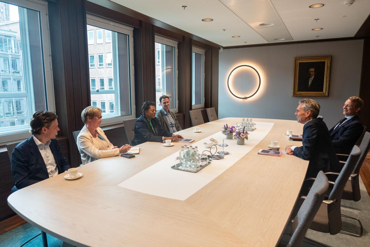 Vanochtend bracht een delegatie van de staatscommissie een bezoek aan <a href="/MinPres/">Dick Schoof</a> Dick Schoof. We bespraken de voortgang van ons werk, de Discriminatietoets Publieke Dienstverlening en nieuw onderzoek over een #gelijkheidsplicht voor de #publieke #sector:  ap.lc/VuUzA