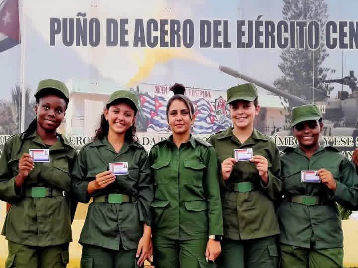 Orgulloso de estas valientes muchachas de verde olivo que hoy culminan su Servicio Militar Voluntario Femenino. 

Recibir el carné como militantes de la <a href="/UJCdeCuba/">UJC de Cuba</a> es un honor merecido por su dedicación, disciplina y amor a la Patria. 

 ¡Felicidades!