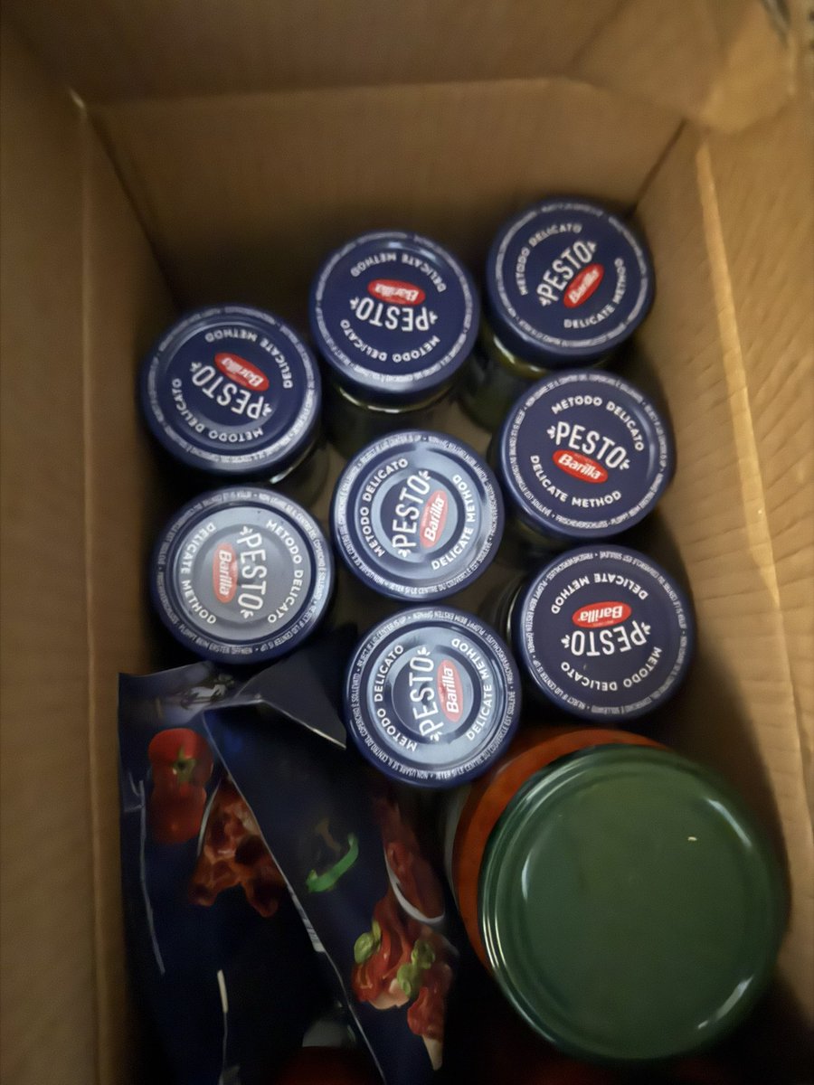 shvatila's tweet photo. poslala me tetka u špajz po teglu ajvara i ja tu otkrijem da se teča bavi teškim kriminalnim radnjama https://t.co/TeuL4SD8hh