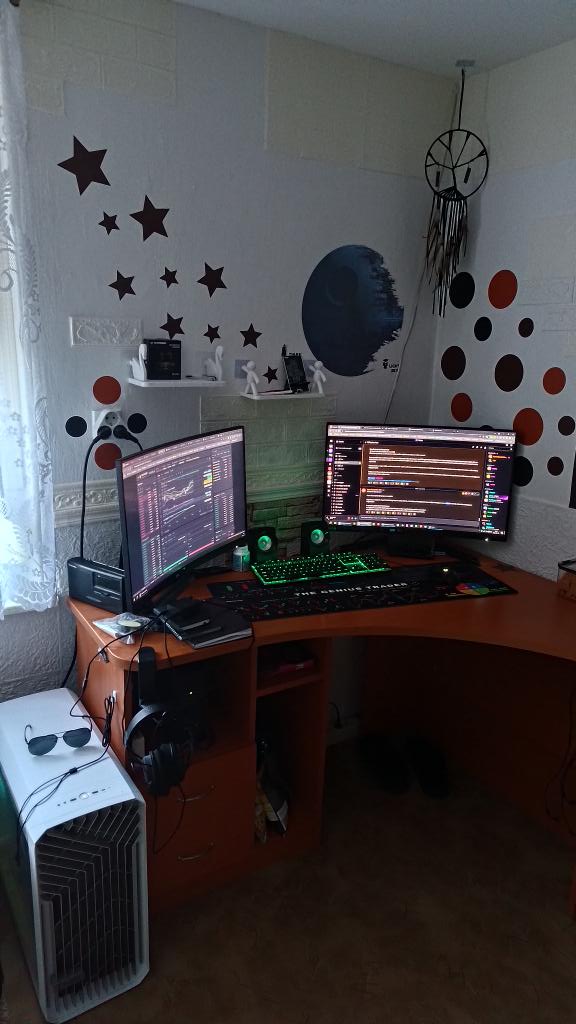 Zeuretryn's tweet image. My game &amp;amp; trader setup.
"Charts by day, games by night (okay… sometimes both at the same time)." 😅 ⌨️

 #ipon #endorfy #deskdrip