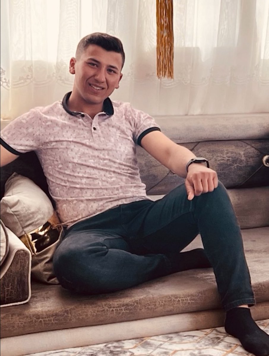 ezgiidemir_'s tweet photo. Güler yüzlü kardeşim. Ciğerimizi yaktın. Mekanın cennet olsun melek kalplim. Çocukluğum, saygılı kardeşim, neşe kaynağımız. Birkaç seneye düğününe,çeyizine gelir bu kalabalık diyoduk cenazene geldi. Köy belki de ilk defa bu kadar kalabalık. Ömer Faruk DEMİR 2004-♾️ https://t.co/68O48jc1Ge
