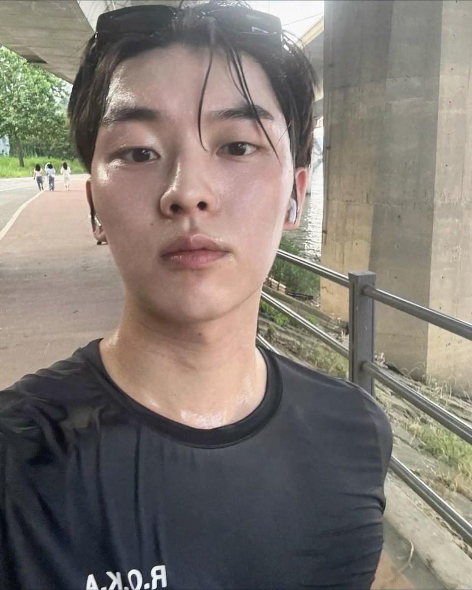 side character oldugunda bile ilgiyi ustune cekiyor inanilmaz bi sey