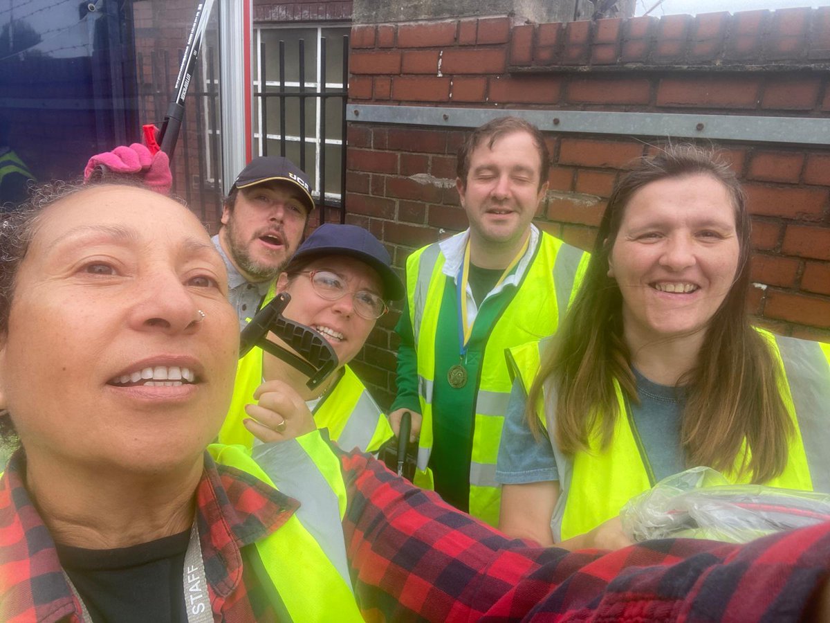 Litterwatch1's tweet image. What a great start to the week for the team from Options for Life. Led by Carole, they spent their morning catching up and litter picking their adopted streets in #Langley. 8 bags of litter later, they&apos;ve made a huge difference. What a team!
#Community #oldbury #sandwell