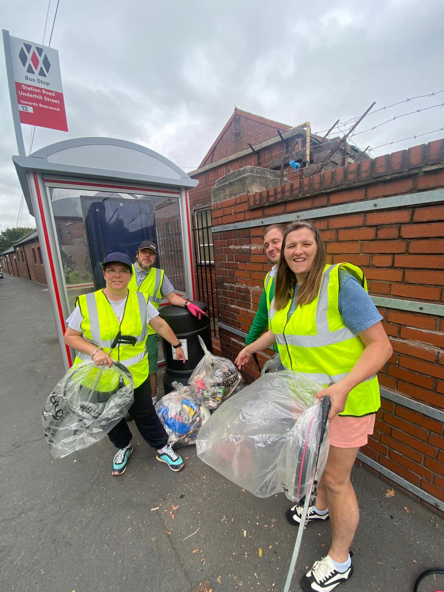 Litterwatch1's tweet image. What a great start to the week for the team from Options for Life. Led by Carole, they spent their morning catching up and litter picking their adopted streets in #Langley. 8 bags of litter later, they&apos;ve made a huge difference. What a team!
#Community #oldbury #sandwell