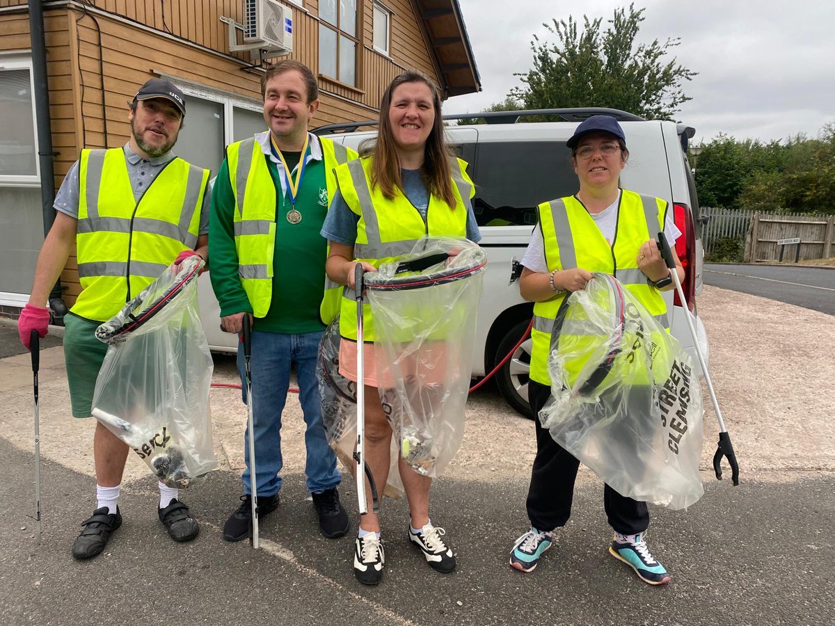 Litterwatch1's tweet image. What a great start to the week for the team from Options for Life. Led by Carole, they spent their morning catching up and litter picking their adopted streets in #Langley. 8 bags of litter later, they&apos;ve made a huge difference. What a team!
#Community #oldbury #sandwell