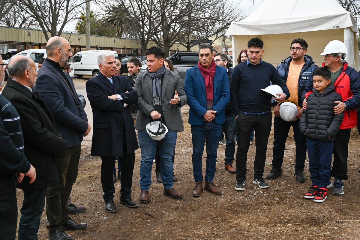 Visite el predio del PARQUE INDUSTRIAL de SAN LUIS donde la Pyme puntana CASTRO HERMANOS SAS se encuentra montando la nave estructural de una moderna PANIFICADORA INDUSTRIAL. Una Empresa familiar, muy visionaria, emprendedora y generadora de puestos de trabajo. Muy Bien !!
