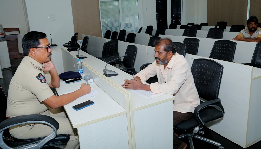police_guntur's tweet image. //ప్రజా ఫిర్యాదుల పరిష్కారంపై ప్రత్యేక దృష్టి.//
@APPOLICE100
@AndhraPradeshCM
@APDeputyCMO
@Anitha_TDP
#gunturpolice
#grivence
#ProblemResolution
#publicsafety
#CrimePrevention
#SmartPolicing
#womensafety
#PoliceonDuty
#transformingpolicing
#gunturdistrict
#socialmediacell