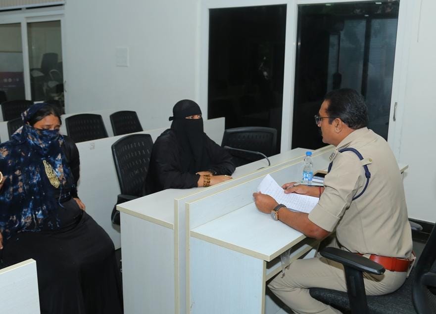 police_guntur's tweet image. //ప్రజా ఫిర్యాదుల పరిష్కారంపై ప్రత్యేక దృష్టి.//
@APPOLICE100
@AndhraPradeshCM
@APDeputyCMO
@Anitha_TDP
#gunturpolice
#grivence
#ProblemResolution
#publicsafety
#CrimePrevention
#SmartPolicing
#womensafety
#PoliceonDuty
#transformingpolicing
#gunturdistrict
#socialmediacell