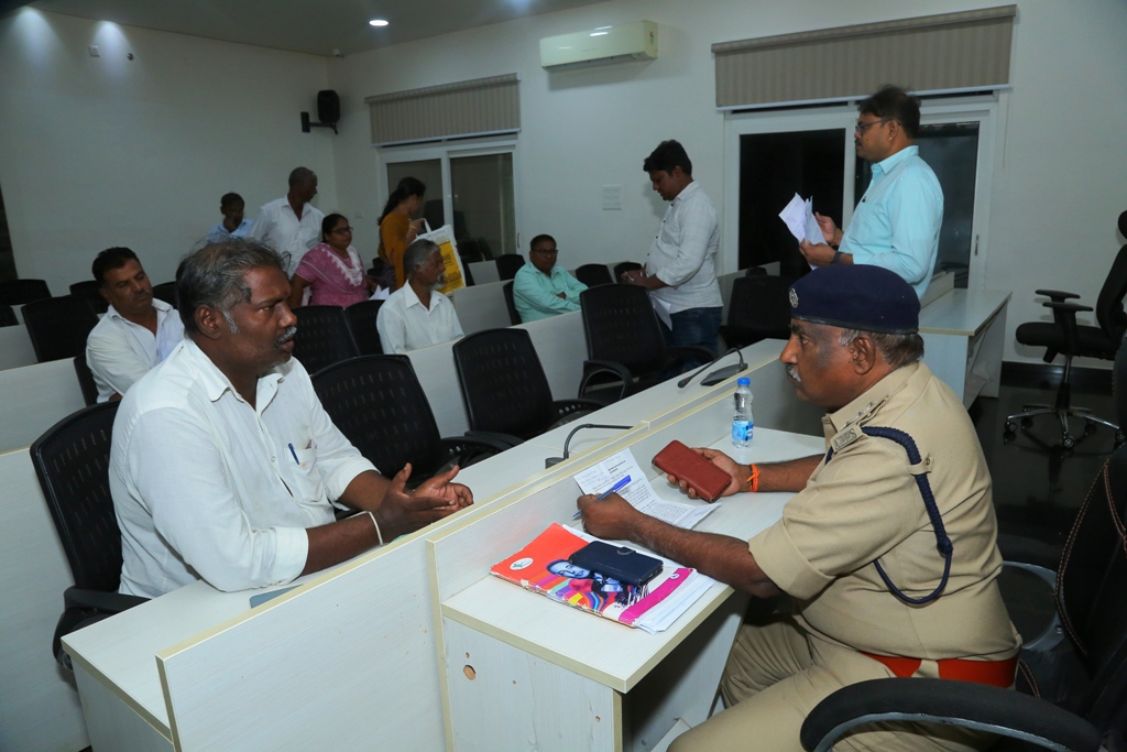 police_guntur's tweet image. //ప్రజా ఫిర్యాదుల పరిష్కారంపై ప్రత్యేక దృష్టి.//
@APPOLICE100
@AndhraPradeshCM
@APDeputyCMO
@Anitha_TDP
#gunturpolice
#grivence
#ProblemResolution
#publicsafety
#CrimePrevention
#SmartPolicing
#womensafety
#PoliceonDuty
#transformingpolicing
#gunturdistrict
#socialmediacell