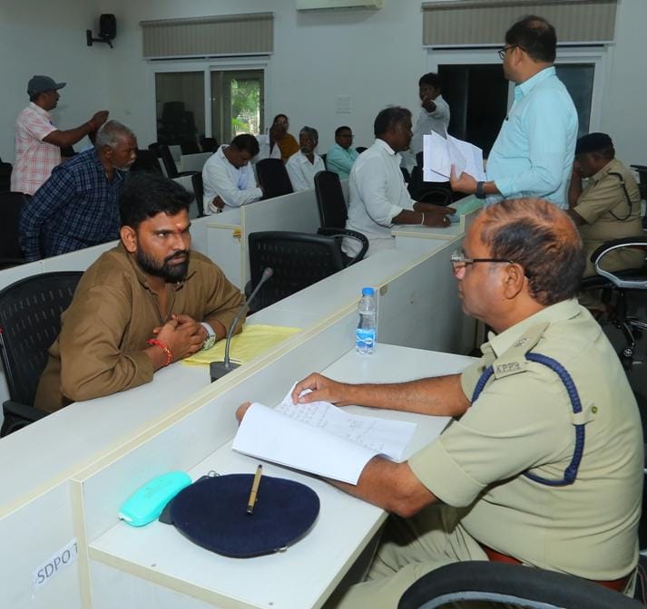 police_guntur's tweet image. //ప్రజా ఫిర్యాదుల పరిష్కారంపై ప్రత్యేక దృష్టి.//
@APPOLICE100
@AndhraPradeshCM
@APDeputyCMO
@Anitha_TDP
#gunturpolice
#grivence
#ProblemResolution
#publicsafety
#CrimePrevention
#SmartPolicing
#womensafety
#PoliceonDuty
#transformingpolicing
#gunturdistrict
#socialmediacell