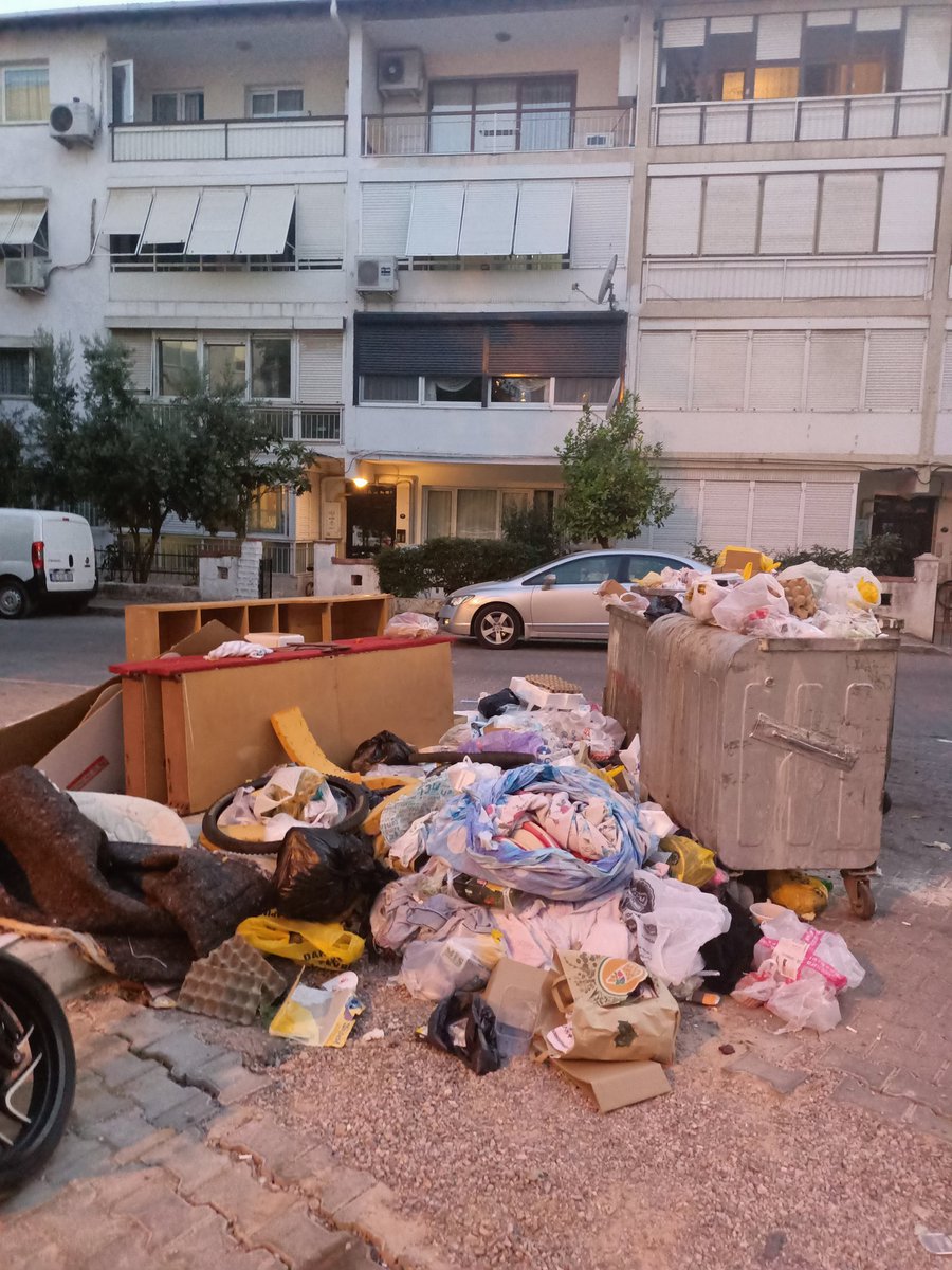 CagriULU's tweet photo. @karsiyaka_bel Bahçelievler mahallesi 1851/4 Sokak burası. Yaklaşık 1 haftadır temizlik görevlileri sadece arabaları alıyor, yerdekileri bırakıyor. Haliyle bu görüntü hiç değişmiyor. Çöp içinde yaşıyoruz. İnanılmaz bir belediyecilik. https://t.co/PupON25Jkb
