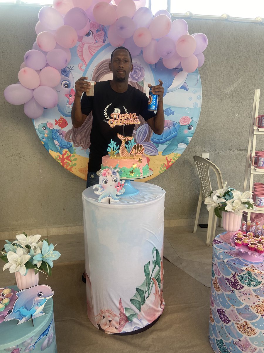 Matheusmarleyt's tweet photo. Aniversário da minha princesa mais ela não quis tirar foto comigo , tô nem aí .. tirei sozinho 🤣😝😝 https://t.co/12BHRvdU6r