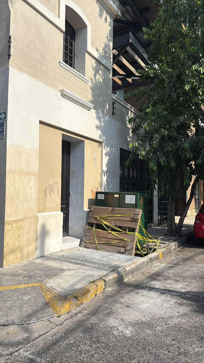 Quiero reportar urgentemente esto en Guadalajara, lleva dos meses y podría morir un ciudadano. Ya lo reporte a <a href="/CFE_Contigo/">CFE_Contigo</a> y no hacen nada. Ojalá <a href="/GobiernoJalisco/">Gobierno de Jalisco</a> <a href="/VeroDelgadilloG/">Verónica Delgadillo</a> <a href="/Mich_fridman/">Michelle Fridman</a> <a href="/PCYBOMGDL/">Protección Civil y Bomberos Guadalajara</a> <a href="/PoliciaGDL/">Policía de Guadalajara</a> <a href="/Trafico_ZMG/">TráficoZMGuadalajara</a> #ColoniaAmericana