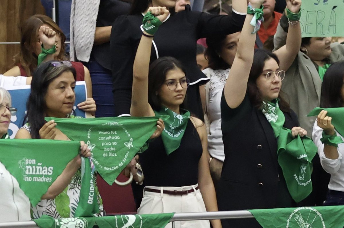 Desacato de diputados sobre el #aborto promueve discriminación hacia las mujeres

La directora de <a href="/cejudimx/">CEJUDI</a>, María Paula Balam, evidenció que los diputados que desobedecieron la orden judicial están empleando narrativas de penalización y estigma.➡️tinyurl.com/hyc6u89z