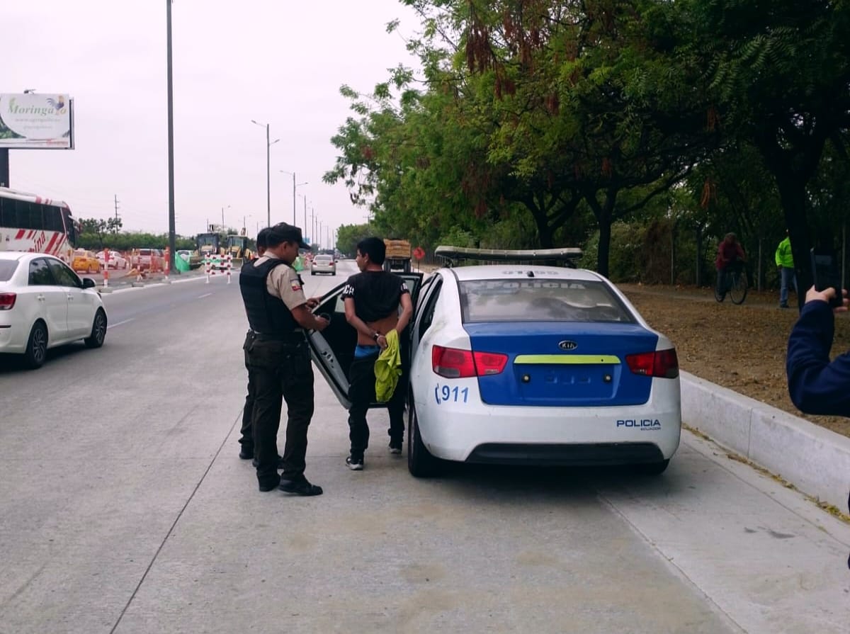 #GUAYAQUIL 
2 presuntos delincuentes, fueron capturados cuando transitaban a alta velocidad en una tricimoto a la altura de Parque Samanes y autopista, Narcisa de Jesús

Personal del #EAS logra su intercepción y entrega a los sujetos a agentes de <a href="/PoliciaEcuador/">Policía Ecuador</a> 

En poder de los