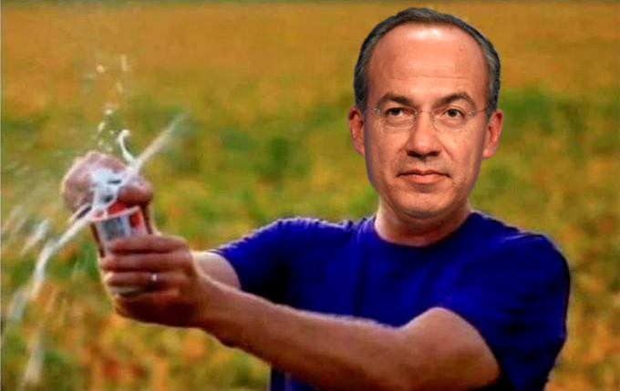ZuritaCarpio's tweet photo. Hoy cumple años @FelipeCalderon ¿Desde dónde le mientas la madre al Espurio? https://t.co/2TIF9l2fYj