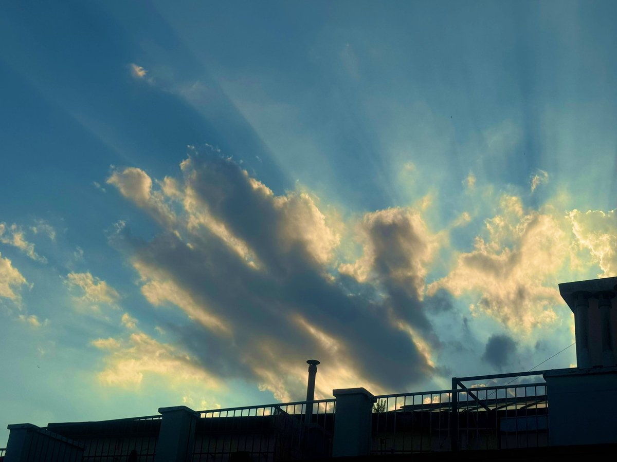 Sarò lì a dirti che sbagli, ti sbagli e lo sai
Qui non arriva la musica…🎶