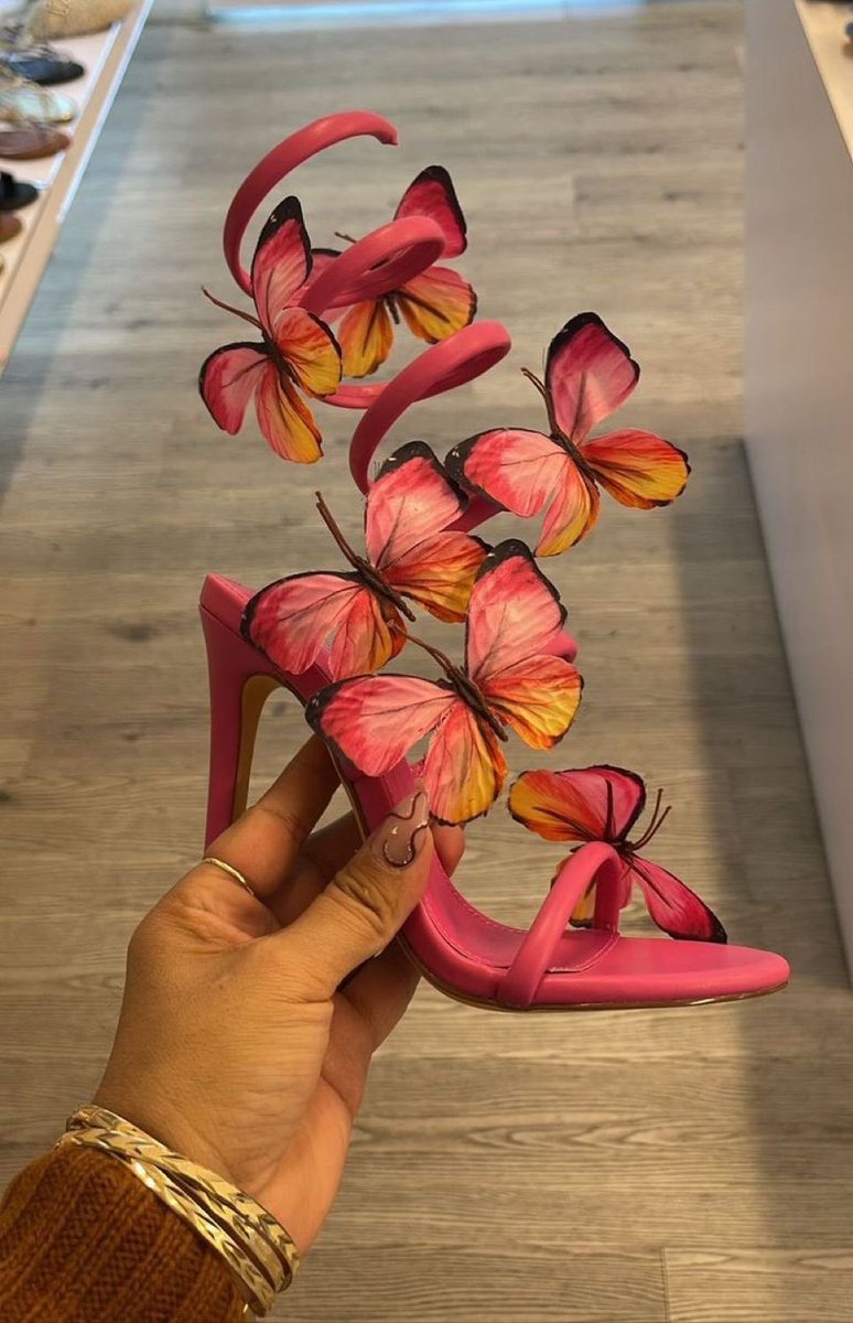 Bamidelebamzy's tweet image. Butterfly kisses for your feet 💕🦋