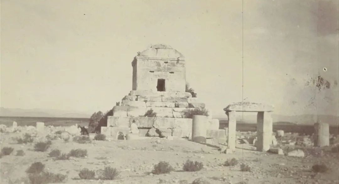 Bahman Ansari (@ansari_bahman) on Twitter photo عکسی نایاب از آرامگاه پدر در دوره قاجار
ستونهایی که در اطراف آرامگاه هستند و در عکس میبینید، مربوط به کاخ کوروش بودند که در دو کیلومتری آرامگاه قرار داشت. پس از دوره ساسانیان، در مقاطعی آرامگاه کوروش را به عنوان مسجد استفاده میکردند (آنجا را مقبره مادر سلیمان نبی میدانستند) عکسی نایاب از آرامگاه پدر در دوره قاجار
ستونهایی که در اطراف آرامگاه هستند و در عکس میبینید، مربوط به کاخ کوروش بودند که در دو کیلومتری آرامگاه قرار داشت. پس از دوره ساسانیان، در مقاطعی آرامگاه کوروش را به عنوان مسجد استفاده میکردند (آنجا را مقبره مادر سلیمان نبی میدانستند)