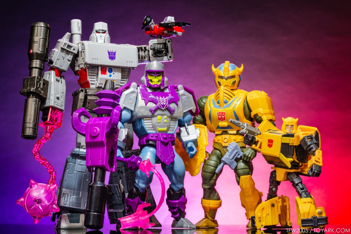 TFsource's tweet image. MOTU x Transformers crossover revealed at #SDCC2025! 
🔥 Megatron Armor Skeletor
🐝 Bumblebee Armor Man-At-Arms

Two iconic worlds collide—check the first-look images!

#MOTUxTransformers #TFSource #Transformers #MOTU
📸  TFW2005