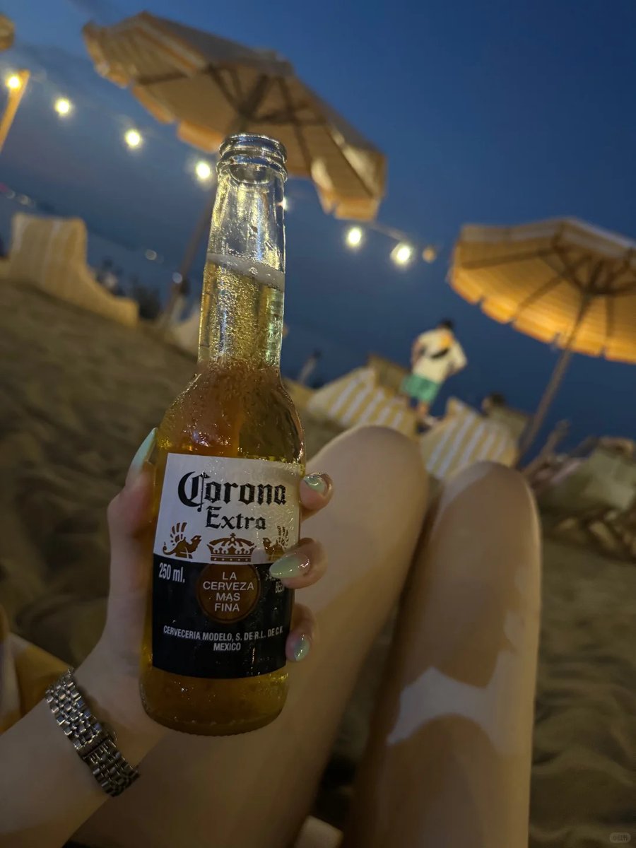 suchlike gemmer
‌Moonlight crystallizes on wet bikini‌
Tide stole the summer I meant to keep