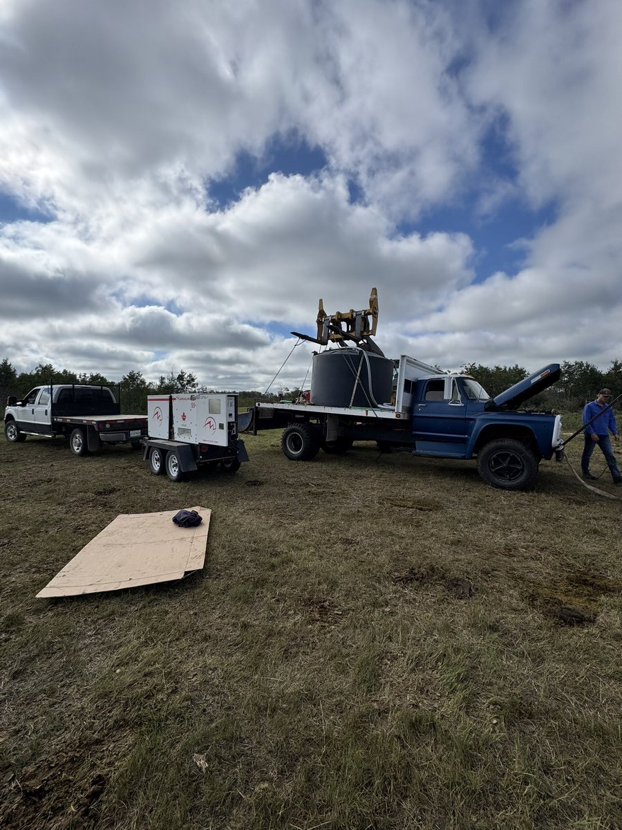 devinfsparrow's tweet photo. Guys working hard this morning to get the decks switched over after a Friday breakdown. Water truck upgrade Ford F600 1968 -> 1981 https://t.co/nsCkDur3jM