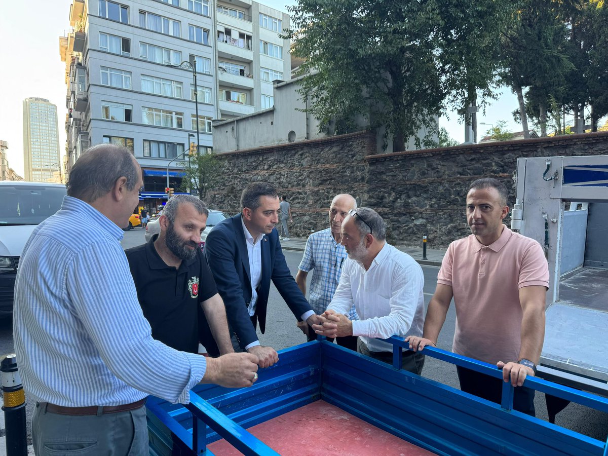 İlçe Başkanımız Sn. Serkan POLAT ile birlikte Feriköy Semt Pasajı’nı ziyaret ederek kıymetli esnaflarımıza hayırlı ve bereketli kazançlar diledik.

<a href="/abdullahozdemir/">Abdullah Özdemir</a> 
<a href="/srkplt/">Serkan POLAT</a> 
<a href="/avyavuzaksoy/">Yavuz Aksoy</a> 
<a href="/akpartiistanbul/">AK Parti İstanbul</a>