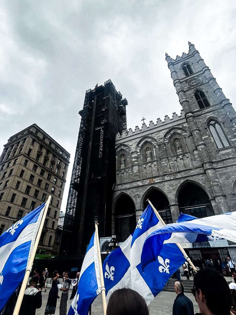 NvlleAlliance's tweet photo. ❗️Debout face à l’islam conquérant

Hier, fidèle à son habitude, le groupe Montreal4Palestine a voulu profiter de sa manifestation hebdomadaire pour tenir une prière de rue islamique devant la basilique Notre-Dame. Mais les choses ne se sont pas déroulées comme prévu.

Nos camarades étaient sur place. Avec d’autres citoyens, nous avons tenu le terrain.

Les manifestants durent finalement prier sur la rue Saint-Jacques, en retrait et encadrés par la police, tandis que les patriotes québécois occupaient l’espace de la basilique. C’est une première pour les prosélytes islamiques, peu accoutumés à rencontrer une opposition aussi ferme. Devant les slogans scandés en anglais et les manifestations d’hostilité envers notre patrimoine, nous avons fait résonner nos chants patriotiques sur la place d’Armes.

Précisons, si cela s’avère nécessaire, que notre présence ne saurait être interprétée comme un soutien indirect au sionisme. Ce que nous avons fait n’est pas une prise de position sur le conflit israélo-palestinien. Nous refusons activement la propagande islamique devant nos églises, point à la ligne.

L’exacerbation des tensions ethnoculturelles, au Québec comme ailleurs, ne sert en rien la cause des Palestiniens de Gaza. Si les militants pro-palestiniens souhaitent regagner la sympathie naturelle que les nationalistes québécois leur ont historiquement accordée, ils devraient s’abstenir de toute provocation et de tout geste pouvant laisser percevoir une volonté d’envahissement par l’imposition de leurs rites.

Nous remercions chaleureusement Mme Mandana Javan pour son appel au rassemblement et au devoir civique. Elle fait partie des sentinelles courageuses qui veillent à ce que nos villes demeurent libres de toute prédication conquérante.

Nous répondrons toujours présents, dans la dignité, la fierté et l’honneur, le cœur libre de toute haine.
Québécois, si vous délaissez votre espace public, d’autres, plus déterminés, s’en empareront. La prochaine fois, que tous les patriotes rejoignent les rangs. Nous aussi, devenons intarissables.