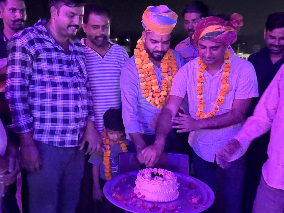 आज राजनौता में भाई सुरेन्द्र सिंह शेखावत के जन्मदिन के अवसर पर आयोजित कार्यक्रम में शामिल हुआ और केक काटकर उसे जन्मदिन की शुभकामनाएँ दी और भाई सुरेन्द्र के उज्ज्वल भविष्य की कामना की ।