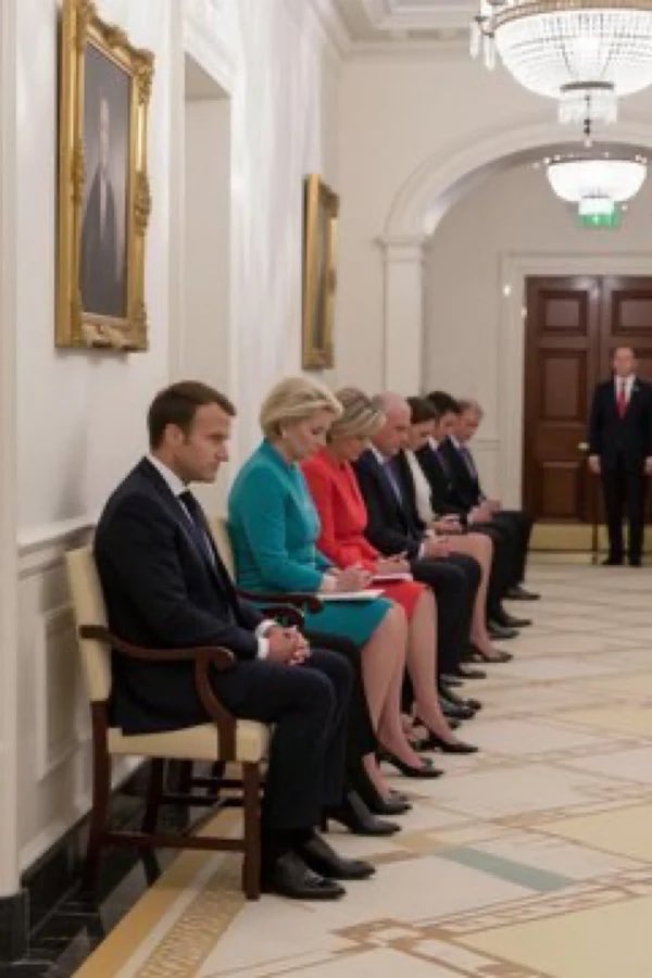 Währenddessen vor dem Büro des Direktors