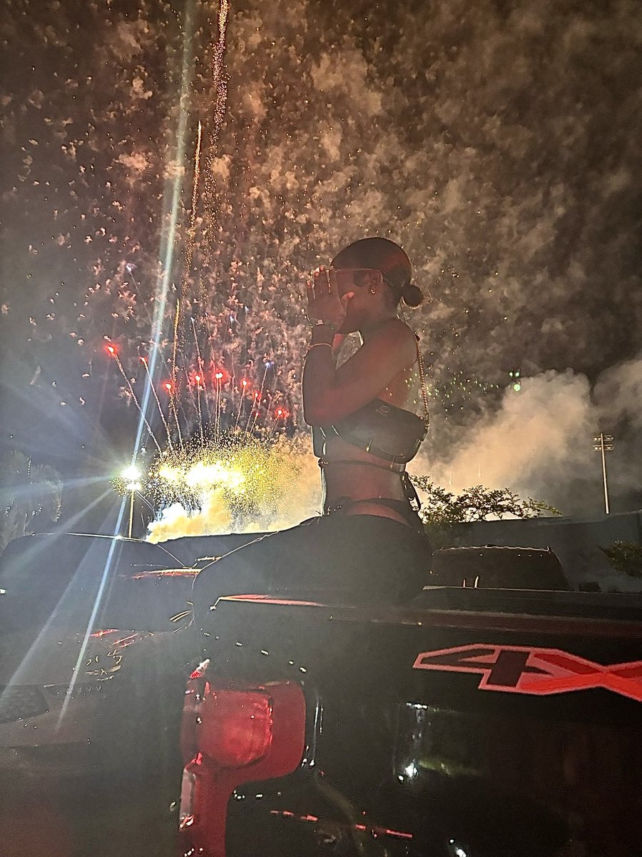 The sky said click, this one’s for the feed 🎆🎇