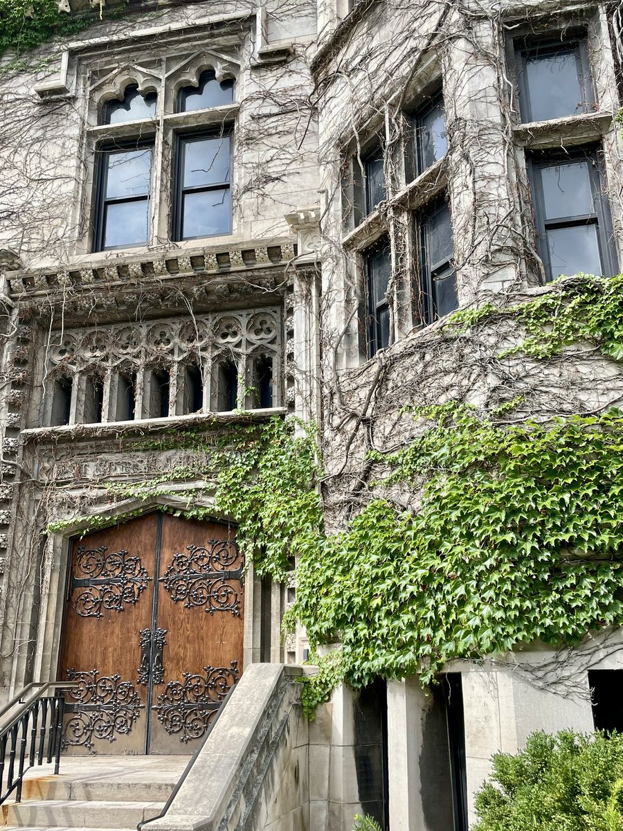 Rumyantseva_D's tweet image. Какие же американские университеты красивые, это, например, малая часть кампуса университета Чикаго. Даже представить сложно, какого это ходить вот так на занятия в такие замки😍