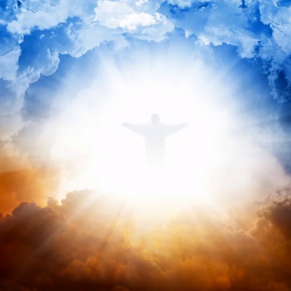 Doy gracias a Dios por la vida de los 3 sacerdotes fallecidos en estos días -Martín, Javier y Josu-. Su ejemplo de hombres portadores del Evangelio y enamorados del Señor les abrirá las puertas del Cielo para estar de una vez y para siempre con quien tanto amaron y proclamaron.