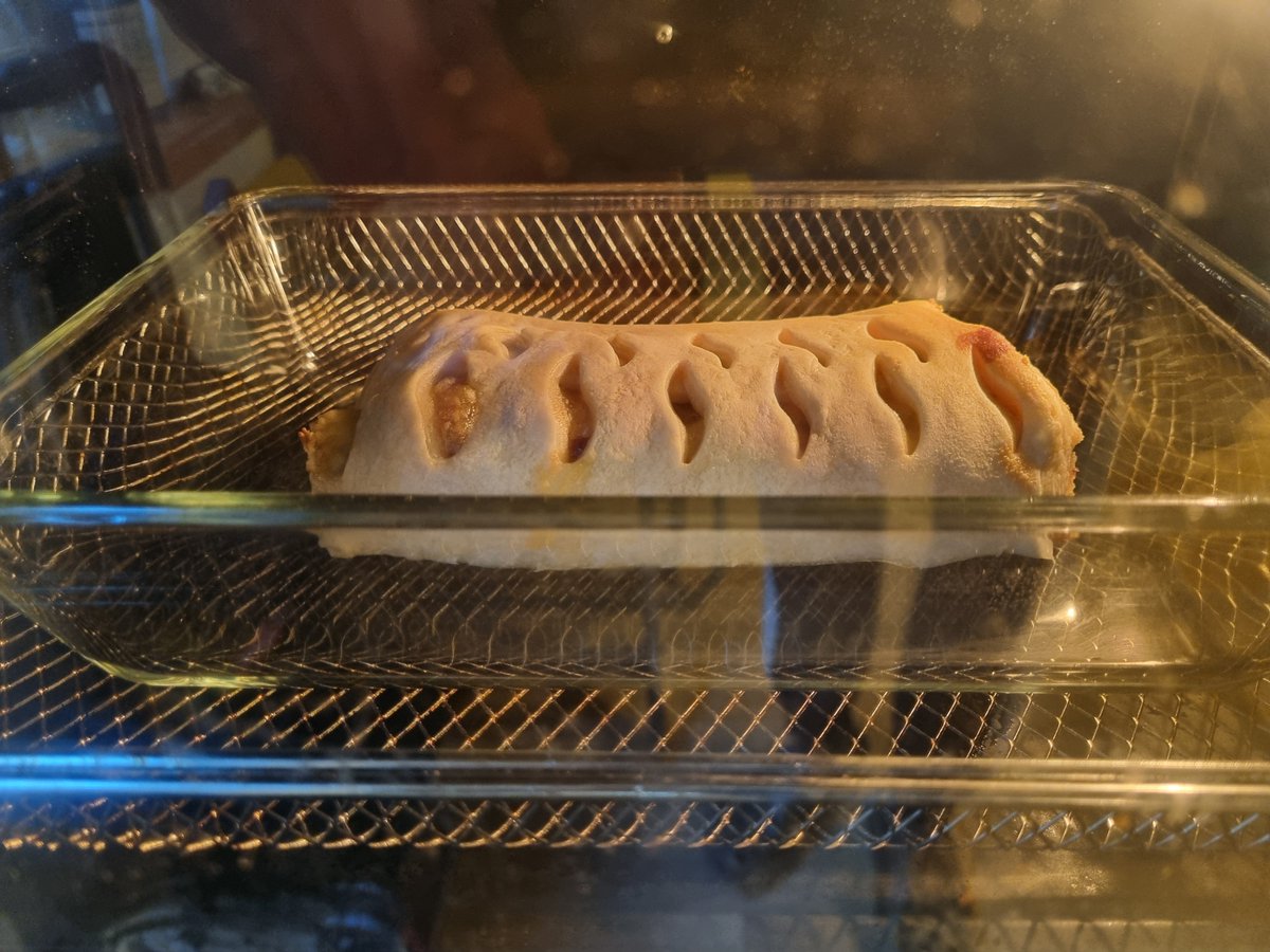 Sascha4496's tweet photo. Heute gibt's #Apfelstrudel 😁👍🏻🤤🤤🤤 https://t.co/jsaamOES9W