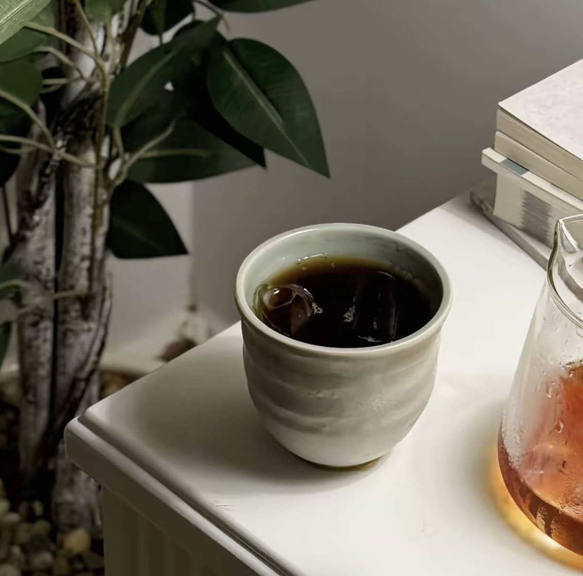 وبكل غرورٍ شفيف:
أنا النقاء الذي يُهدر دائمًا في غير مكانه..والنجاة التي لم يعرف أحد قيمتها حقًا . 

#مساء_الخيرᅠ