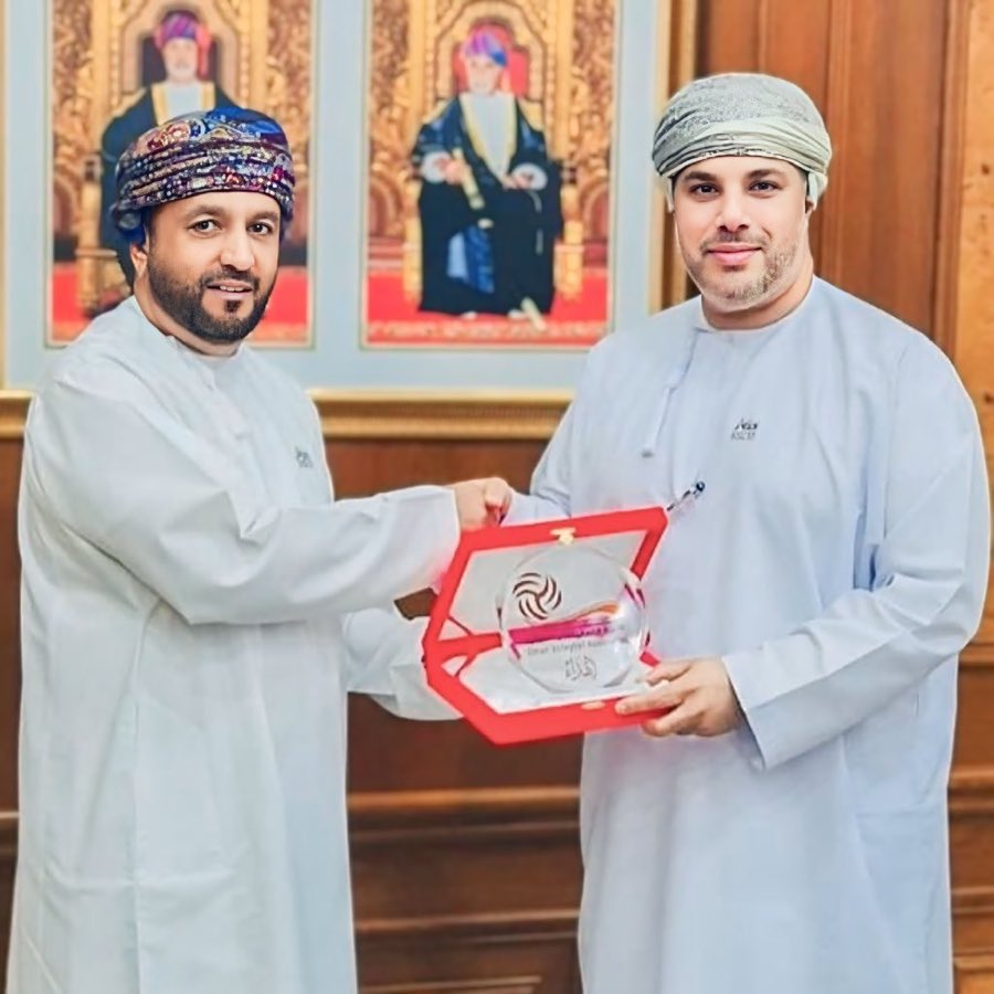 oman_league's tweet image. في إطار الجهود الرامية إلى تعزيز حضور سلطنة عُمان على الساحة الرياضية الدولية، إلتقى المهندس إبراهيم بن عبدالله المقبالي رنيس الاتحاد العماني للكرة الطائرة صباح اليوم بصاحب السمو السيد مروان بن تركي ال سعيد، محافظ ظفار، وذلك في مكتب سموه بولاية صلالة.
جرى خلال اللقاء مناقشة سبل…