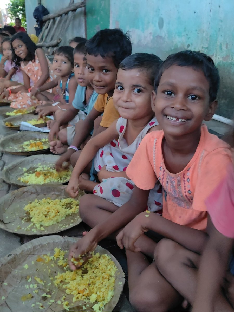 SuklaSubhechha's tweet photo. This innocent smile from a child in a slum area is a reflection of pure bliss. On this auspicious occasion of Janmashtami,may we learn from little Krishna’s innocence-the power of simplicity,joy and unconditional love. True wealth lies not in luxury,but in gratitude and happiness https://t.co/QiDS0tUI34