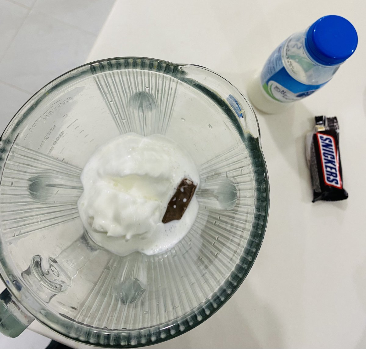 الذ ميلك شيك فالبيت :
٢ سنيكرز 
٢ عسكريم بابو فانيليا 
١ كوب حليب طويل الأجل